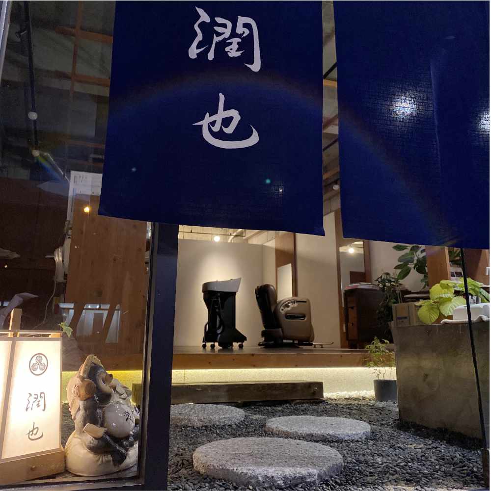 店内の観葉植物とオシャレな電球風照明